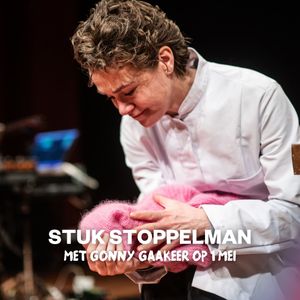 Stuk Stoppelman is een indringende herbeleving van het leven van Marie Stoppelman 🕊️ De Amsterdamse, Joodse arts zat ondergedoken in Wageningen, werd verraden en gedeporteerd naar Auschwitz. Daar wist ze als arts te overleven, maar tegen een onmenselijke prijs. Bij de bevrijding werd gezegd dat ze het niet zou halen. Juist die woorden gaven haar de levensdrift om door te leven.

Hoe draag je zo’n verleden met je mee? En hoe vind je daarna een weg terug?
🎭 Gespeeld door Gonny Gaakeer (Theater na de Dam)
🗓 Vrijdag 1 mei
📍 Junushoff, Wageningen
🎟 Tickets via de link in bio
Georganiseerd door 4MeiWerkgroep, mede mogelijk gemaakt door: @theaternadedam, @theaterjunushoff en @wageningen45