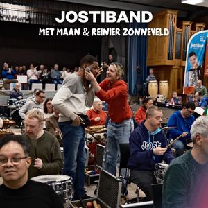 Ready. Set. Dance. De repetities van de Jostiband, Ambassadeur van de Vrijheid, zijn in volle gang. 🎶🤘 Op 5 mei staat dit orkest, met 120 muzikanten met een verstandelijke beperking, op het hoofdpodium in Wageningen. Iedere woensdag komen deze Verschilmakers samen om te repeteren en hun liefde voor muziek te delen. Deze week kregen ze bijzonder bezoek van Vrienden van de Show: Maan en Reinier Zonneveld. Samen brengen zij op Bevrijdingsdag een optreden dat draait om wat de Jostiband zo belangrijk vindt: de vrijheid om te kunnen zijn wie je bent. Ben jij erbij op 5 mei in Wageningen, Stad der Bevrijding? 😍 #MaakHetVerschil