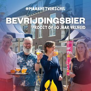 80 jaar vrijheid: Bevrijdingsbier & jubileumkoekjes gelanceerd 🍻🍪 @stadsbrouwerijwageningen en brouwerijonderdelinden brouwden twee unieke Bevrijdingsbieren, waarvan de volledige opbrengst gaat naar @buddytobuddywageningen 💛 Ook @rijnijssel Vakschool Wageningen deed mee: zij bakten speciale Bevrijdingskoekjes, met zorg en trots, vers uit eigen oven. Wethouder @hulshofmaud gaf op het 5 Mei Plein het startsein en deelde de eerste biertjes en koeken uit. Nu zijn de limited edition bieren verkrijgbaar in de stad en de koekjes te koop bij de vakschool. Herdenk en koester mee vanuit Wageningen, Stad der Bevrijding 🕊️ #MaakHetVerschil 👉 Meer weten? wageningen45.nl/lokale-initiatieven (link in bio!)