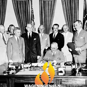 Op 4 april is het 77 jaar geleden dat de NAVO wordt opgericht. Het Noord-Atlantische Verdragsorganisatie is na de Tweede Wereldoorlog in het leven geroepen als westerse alliantie tegen de Sovjet-Unie. Na de Koude Oorlog valt het defensieve karakter van de NAVO weg en worden bestrijding van terrorisme, crisisbeheersing en algemene samenwerking bevorderd. Ondanks dat de NAVO de afgelopen jaren onder druk staat, is het hoofddoel nog steeds om vrijheid, veiligheid en stabiliteit voor haar lidstaten te waarborgen. 

Vanuit Wageningen, de Stad van de Bevrijding, staan we stil bij deze gebeurtenissen uit de geschiedenis en koesteren we onze vrijheid. #MaakHetVerschil 🕊️💜