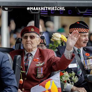 Op 5 mei staan veteranen in de spotlight tijdens het Vrijheidsdefilé. Sinds 2024 zijn ook onze internationale partners welkom in de vernieuwde parade en liepen afgelopen jaar al 14 bondgenoten mee. Ook dit jaar brengen we een ode aan alle veteranen die in verschillende missies sinds de Tweede Wereldoorlog het verschil hebben gemaakt. Dus ook aan hen die dienden in Afghanistan 🧡 Kom jij op 5 mei naar het Vrijheidsdefilé om hen te eren? Onze Verschilmakers van toen, vandaag én morgen 🌷🕊️ #MaakHetVerschil