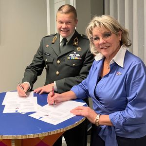 Een mooie stap richting de toekomst: Ernst Dobbenberg, Directeur Operationele Gereedheid van @Ministerie van Defensie, en Tanja Haseloop-Amsing, Voorzitter Wageningen45, ondertekenden het vernieuwde convenant waarin de samenwerking tot en met 2030 vastligt. We blijven ons gezamenlijk inzetten voor de Nationale Herdenking Capitulaties 1945, het Vrijheidsdefilé en de betekenis ervan voor de samenleving!

#VuurVerbindt #MaakhetVerschil