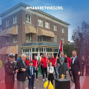 @pallas67 een loopgroep uit Wageningen, heeft vannacht het Bevrijdingsvuur naar @hoteldewereld gebracht vanuit Eindhoven. En zo is vandaag het Bevrijdingsvuur ververst!🔥Dit werd gedaan door kinderburgemeester Max, loco kinderburgemeester Eva, burgemeester @floorvermeulenwageningen en WOII veteraan dhr. Wilbrink. 

Dit is meteen ook het startschot om je aan te melden voor de Nationale Bevrijdingsvuurestafette van 4 op 5 mei 2026.

#MaakHetVerschil @gemeente.wageningen