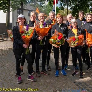 In the spotlight: Loopgroep Chaam

Deze groep loopt voor de 15e keer mee en brengt het vuur naar een monument voor oorlogsslachtoffers. "Vrede en vrijheid zijn niet vanzelfsprekend. Wij lopen mee uit waardering voor de vrede en vrijheid die we hebben verkregen door mensen die het grootste offer daarvoor gebracht hebben; hun leven."
 Extra bijzonder is het dat de groep waarschijnlijk de oudste deelnemer heeft, iemand die zelf de bevrijding in 1945 als kind heeft meegemaakt!
#vuurverbindt #maakhetverschil 
Meld je ook aan voor de Nationale #bevrijdingsvuurestafette🔥: