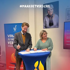 Dank aan alle partners, de Verschilmakers, die het programma van Wageningen45 mogelijk maken. 🧡 365 dagen per jaar is Wageningen45 een platform voor vrede en vrijheid, vanuit Wageningen, Stad der Bevrijding. Tijdens de jaarlijkse partnerbijeenkomst wordt teruggeblikt op 80 jaar vrijheid en vooruitgekeken naar 2026. Burgemeester @floorvermeulenwageningen ondertekent de voortzetting van de samenwerking tot en met 2030, met steun van onder andere de @provinciegelderland. Luitenant-generaal b.d. Hans van Griensven sluit af met een indrukwekkende lezing: Zonder weerbaarheid geen vrijheid.

Een succesvolle en inspirerende bijeenkomst, waarin de boodschap van Wageningen45 urgenter dan ooit bleek:
Vrijheid: jij maakt het verschil!

Ook het verschil maken? Dat kan. Wageningen45 is altijd op zoek naar inhoudelijk betrokken partners die ook financieel willen bijdragen. Neem voor meer informatie contact op met hendri.markvoort@wageningen45.nl.