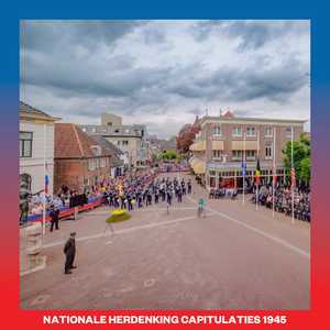 Tijdens de Nationale Herdenking Capitulaties 1945 werd de bevrijding van Nederland herdacht. Dit gebeurde bij het Bevrijdingsmonument op het 5 Mei Plein in Wageningen. Hierbij waren de staatssecretaris van Defensie, de Commandant der Strijdkrachten, de Inspecteur Generaal der Krijgsmacht, 8 militaire attachés en WOII-veteranen aanwezig. Tijdens deze ceremonie met de herkenbare vlaggenceremonie, werd de opname van de Brievenactie ‘Ode aan de Veteranen’ getoond en las een middelbare scholiere haar bedankbrief voor. Daarmee werden de Verschilmakers van toen, WOII-veteranen, bedankt door de Verschilmakers van nu.

#MaakHetVerschil