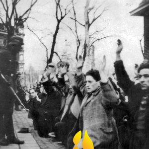 Op 25 februari is het 85 jaar geleden dat tienduizenden arbeiders hun werk neerlegden uit protest tegen de razzia van drie dagen eerder, waarbij honderden Joodse mannen werden opgepakt en gedeporteerd. De Februaristaking van 1941 was het grootste openlijke verzet tegen de Jodenvervolging in bezet Europa. ✊🕊️ Wat begint met trams die niet uitrijden in Amsterdam, groeit uit tot een staking die zich verspreidt naar de Zaanstreek en Hilversum. En ook in Haarlem en Utrecht wordt gestaakt. Gewone mensen die opstaan voor de ander, ondanks de risico’s. Vanuit Wageningen, Stad der Bevrijding, staan we stil bij deze bijzondere daad van solidariteit. Een moment in de geschiedenis dat ons herinnert aan de kracht van mensen. Vrijheid: jij maakt het verschil. 🧡 #MaakHetVerschil