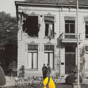 81 jaar vrijheid in Wageningen! Op 17 april 1945 wordt Wageningen bevrijd door Britse troepen van het Duke of Wellington Regiment, onderdeel van de 49th Infantry Division, bekend als de ‘Polar Bears’. Zij trekken samen met het Eerste Canadese Legerkorps onder leiding van Charles Foulkes de stad binnen. Een verlaten stad: al 8 maanden is de stad geëvacueerd, na de luchtlandingen in september 1944 werd het te gevaarlijk in de regio. Hierdoor is de stad en uiteindelijk Hotel de Wereld dé locatie voor generaal Foulkes om in rust met de Duitsers te onderhandelen over de ‘Orders to Surrender’. Zo kennen we Wageningen 81 jaar later als ‘Stad der Bevrijding’!  #MaakHetVerschil 🕊️💜