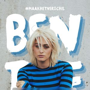 Bente in Wageningen, Stad der Bevrijding ✨🎤 Op 5 mei om 19:00 staat Bente op de Mainstage. Haar muziek ontstaat vanuit gevoel, iets waar ze al sinds jonge leeftijd op vertrouwt. Met ‘Liefste, Ken Je Mij’ vond ze haar stem in het Nederlands, waarna ze uitgroeide tot een artiest die blijft zoeken naar diepgang en eerlijkheid. In 2025 wist ze het grote publiek keer op keer te ontroeren met haar optreden in Beste Zangers. Met haar laatste album ‘drift’ laat Bente een nieuwe kant van zichzelf horen: openhartig, gelaagd en dicht bij de kern. Live weet ze dat gevoel moeiteloos over te brengen. Samen koesteren we 81 jaar vrijheid vanuit Wageningen, Stad der Bevrijding. 🕊️ #MaakHetVerschil Houd onze socials in de gaten voor de rest van de line-up.